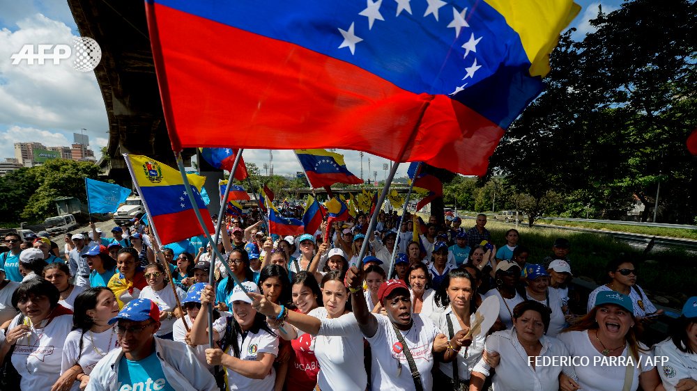 afpfr's tweet photo. #Venezuela: des milliers de femmes ont défilé contre le président Maduro https://t.co/ePURbR1VNA #AFP https://t.co/bev3QRn69F