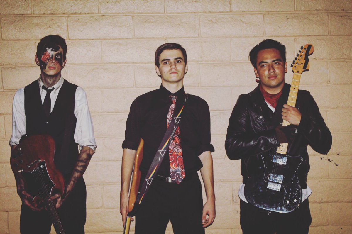 romancndlefight's tweet photo. Halloween Photo Shoot 
📷: @Wolfboiiii (Howling Wolf Pictures) https://t.co/2gO9yrFZC1