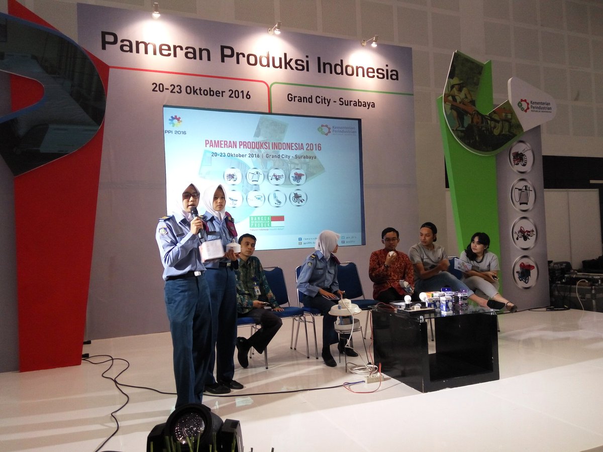 officialppi's tweet photo. Presentasi Simulasi Free Energi dari SMK industri Al-kaaffa -Malang #PPI2016 #MinggudiPPI2016 https://t.co/TVNNKurk3X