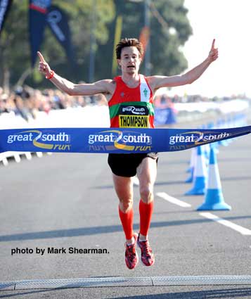 AthleticsImages's tweet photo. .@AFDACofficial 's CHRIS THOMPSON wins the #GreatSouthRun @AthleticsWeekly @Great_Run @Thommo10k @GreatRunElite @EnglandAthletic https://t.co/Jc9QF4qbz2