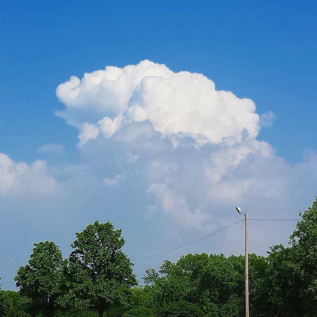 KansasTourism's tweet photo. #KansasCity Looking east this afternoon #kswx #wichita #kansas #kansasclouds #kansasskies #igclouds #instaclouds #i… https://t.co/JWrRKUTJCJ