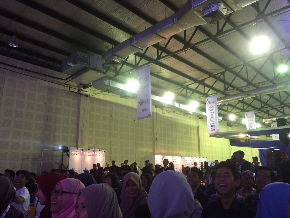 TRANS7's tweet photo. Dalang dan wayang @OVJ_kitelagi menghibur para pengunjung di #IBX2016. https://t.co/aAVOqlhm0v