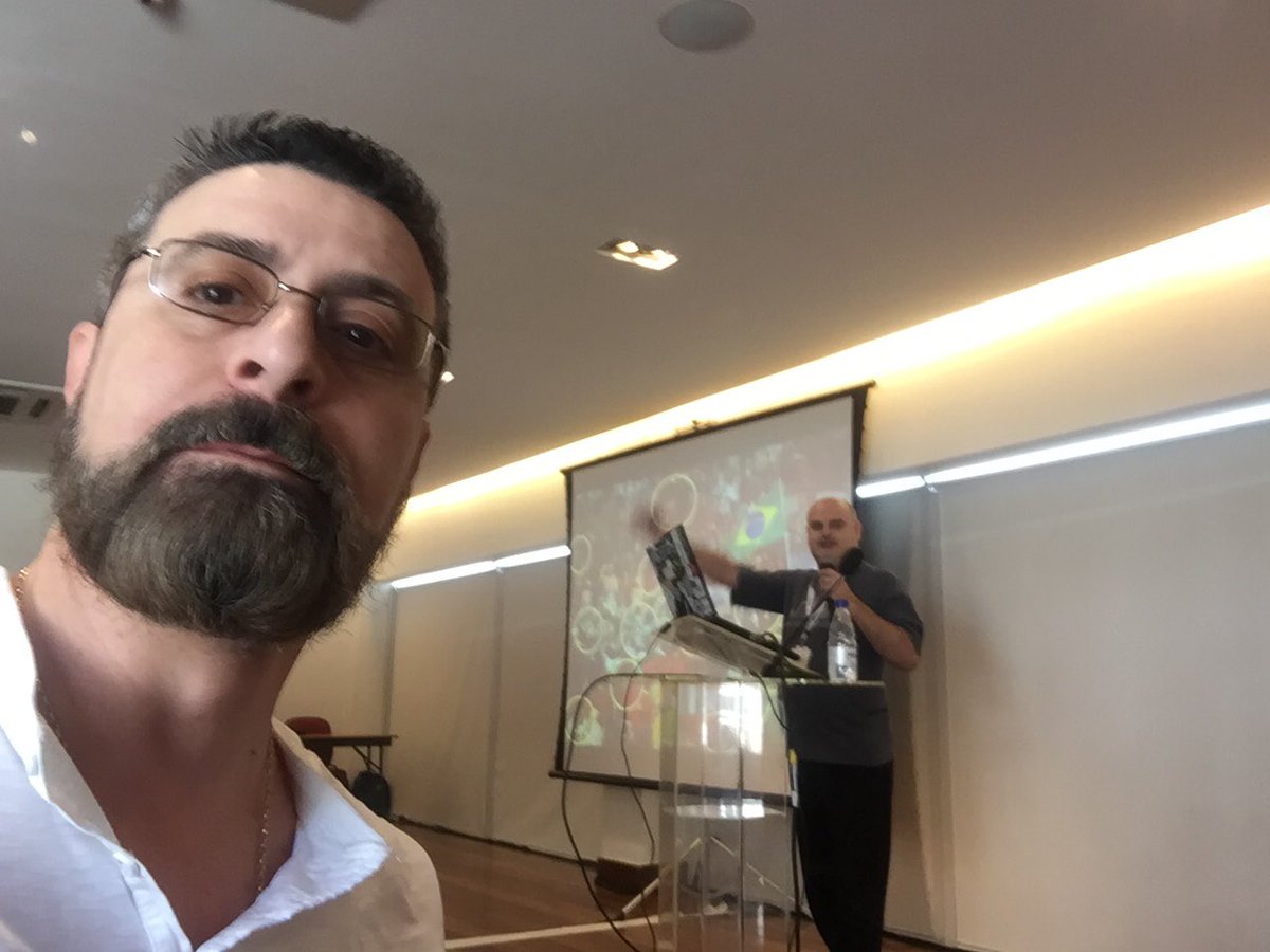 nbrito's tweet photo. Minha selfie com l @anchisesbr na #H2HC2016... https://t.co/bo88aCmOS3