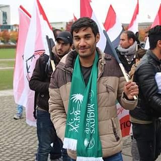 مظاهرة النضال التي اقامتها أمام برلمان الألماني برلين و تجمع كبير للألمان لإستماع الكلمة بأللغة الألمانية