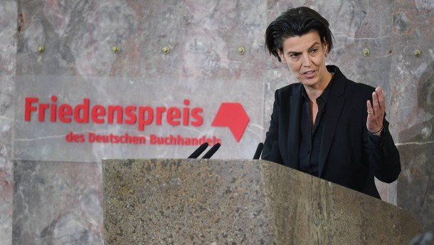 Verschiedenheit kein Grund für Ausgrenzung, Ähnlichkeit keine Voraussetzung für Grundrechte. Wow-Rede von @C_Emcke …enspreis-des-deutschen-buchhandels.de/1244997/