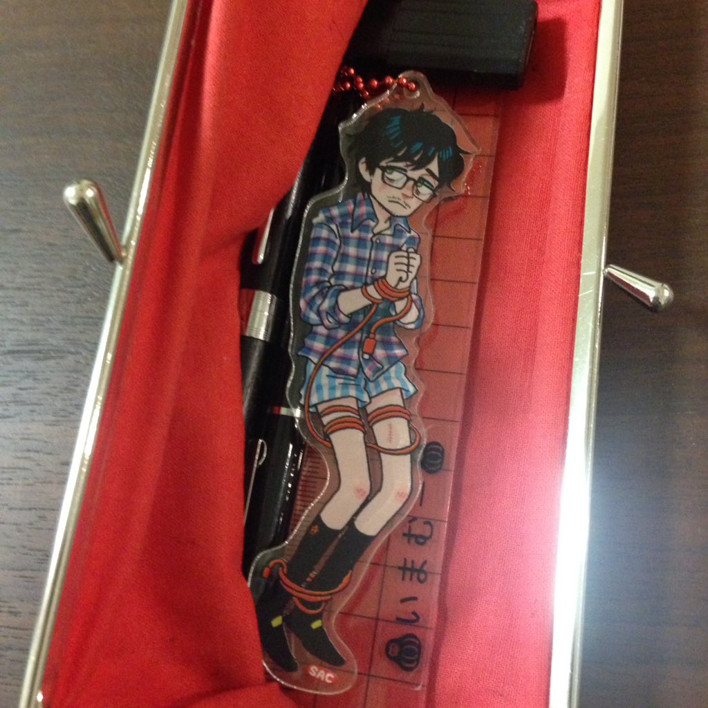 今りつうぃっとしたカネオヤサチコさんのアクリルキーホルダーを、少年展でめぐりあってほんとに気に入っておりまして…内向的な中学生のごとくふでばこに入れて日々にやにやしてるんだ…ぱんつのおにいさん（おじさん）…