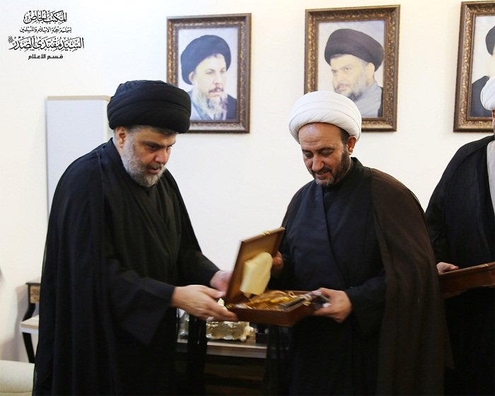 سماحة السيد القائد مقتدى الصدر "اعزه الله" يُكرم الجهة الثقافية والاجتماعية