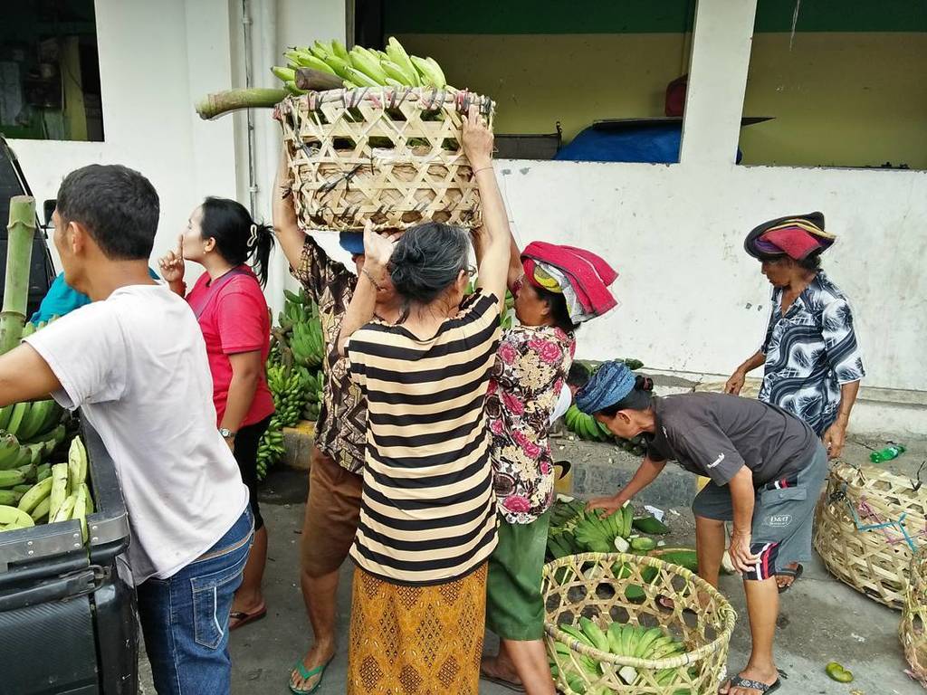 BaleBengong's tweet photo. Masih edisi #mememegaemeliangningpulsa
#baliakhirpekan
#balilife
#peken https://t.co/UkQPADZIWV https://t.co/1r2fhBuHYk
