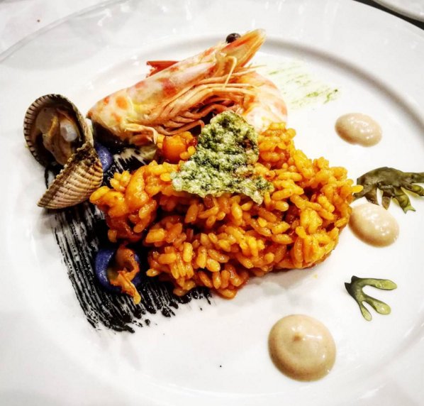 Arroz en su banda con texturas relevantes, de <a href="/cuinafernando/">La Cuina de Fernando</a> amb Blanc Clos d'esgarracordes @barondalbavinos. Sabor i sabor.