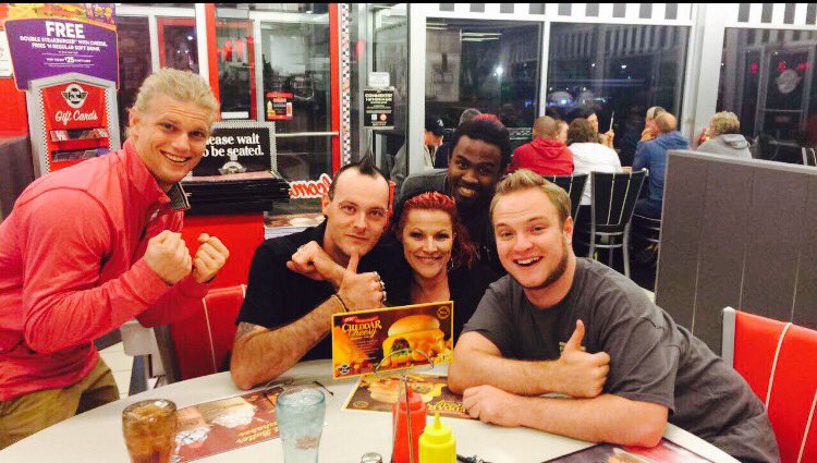 WickedNemesis's tweet photo. @WWEMadManMason @ProdigalZanders @AshtonIsAStarr @Angie_Nemesis &amp; i @SteaknShake after @TheRealPWA #wrestling #mod https://t.co/adJ7qWplFn