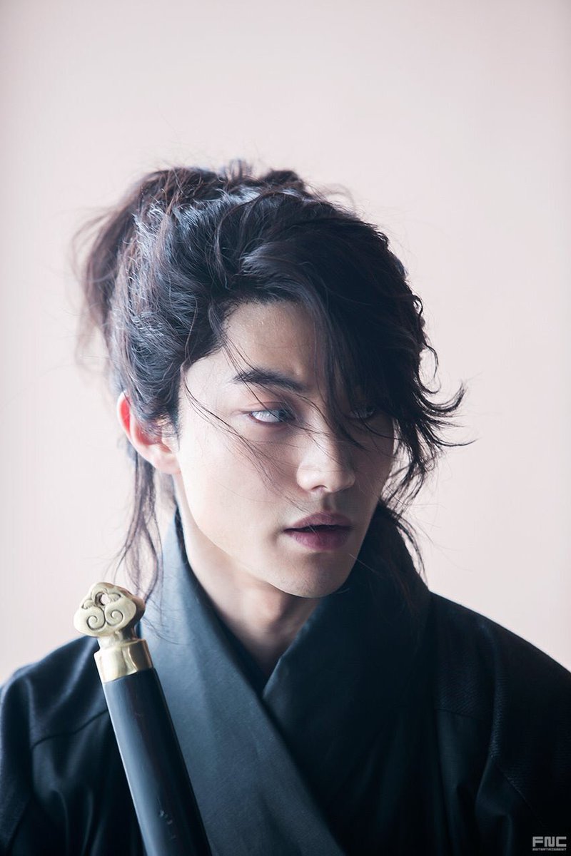 _dumbtaexx's tweet photo. I SWEAR HE IS FREAKING ATTRACTIVE AND HOT IN THESE PICTURES!!😍💯🔥💖 #KwakDongYeon #MoonlightDrawnByClouds https://t.co/B6u4yKUZR8