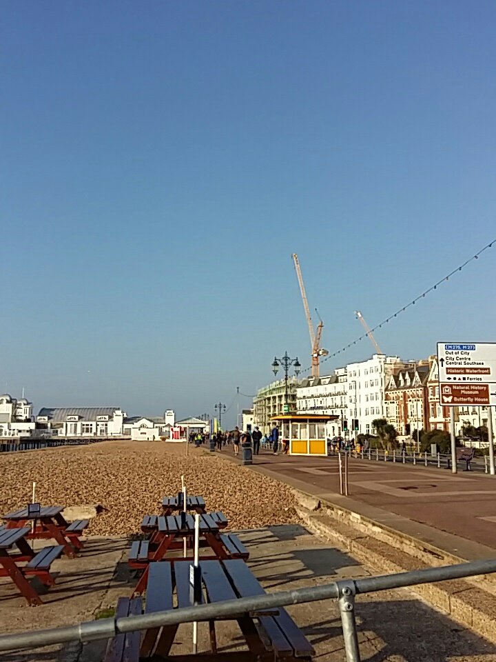 hornej13's tweet photo. Beautiful day for the Great South Run! #Southsea #CRUK #cheerbus #GreatSouthRun https://t.co/rJcX3Hl5YJ