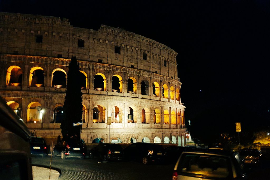 fuorirottaevent's tweet photo. Roma by night 🙈🙊 @italiagiappone @TwitterItalia #Italy #Roma https://t.co/NfuQu404Oi