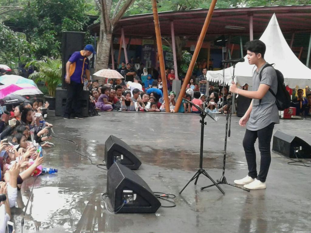 port_btc's tweet photo. Inilah keseruan @alysyarief di water kingdom.. meski hujan tapi Alicious dan GLOWers ttp antusias nonton.
#TelkomselAliandoWaterKingdom https://t.co/iJ9gsL1ZLF