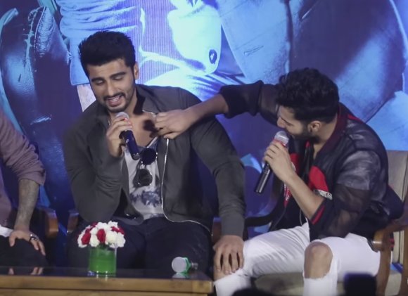 VWellwishers's tweet photo. Varun:kitne baal hai arjun ke yeh dekhoooo
Arjun:Kitna accha dost hai na mera isse meri taarif dekhi hi nahi jaati
ππ
@Varun_dvn @arjunk26 https://t.co/oeA9mxxVeq