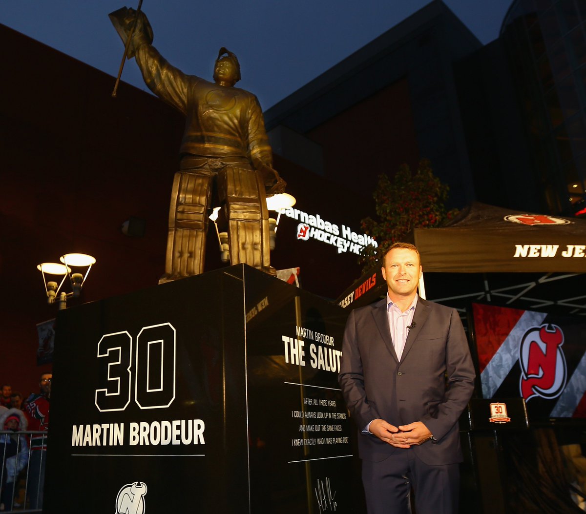The @NJDevils unveiled a statue of @MartinBrodeur and it's fantastic. atnhl.com/2ekbKPe https://t.co/dNHXUyKVPl