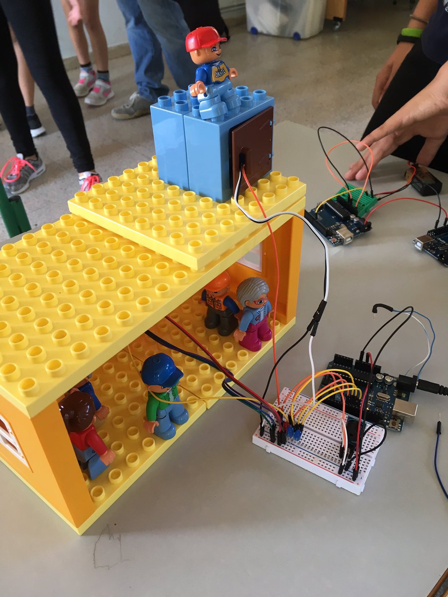 CodeWeekCY's tweet image. Μαθαίνω προγραμματισμό με τους γονείς μας, στο δημοτικό Αγίου Σπυρίδωνα στη. #Λευκωσία.
#CodingOurFuture #CodeEU #CodeCy #Cyprus