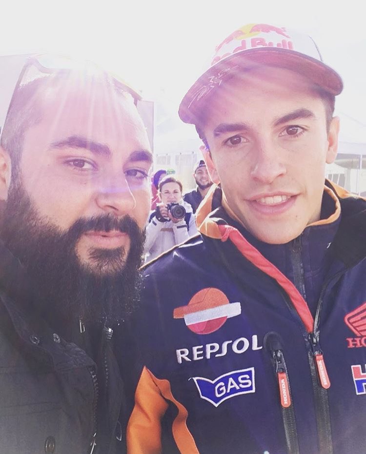 updatesmarquez's tweet photo. Marc con fans en phillip island https://t.co/xDzi3Cb0Xf