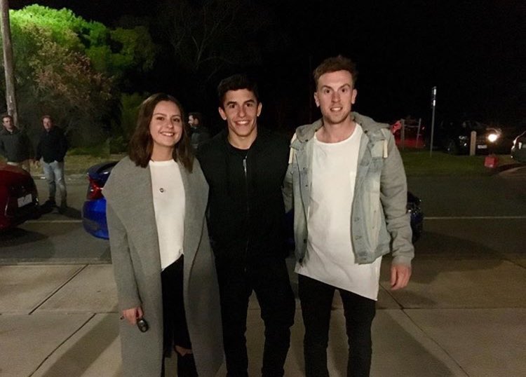 updatesmarquez's tweet photo. Marc con fans en phillip island https://t.co/xDzi3Cb0Xf