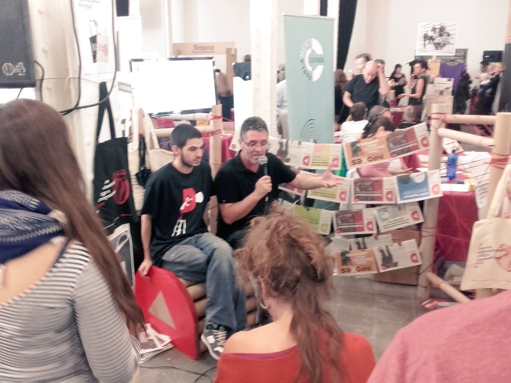 chmasia's tweet photo. .@jcomajoan i @ferranmanlleu revelant les males pràctiques de les grans càrnies a #ConversesDirecta #VagaEsfosa @La_Directa https://t.co/tmr8YYQMt4
