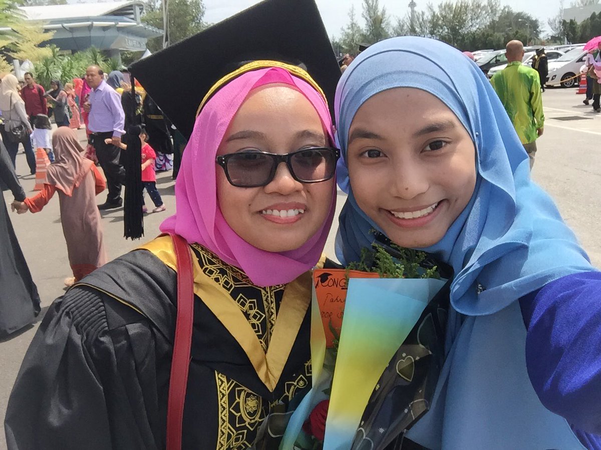 imaaamazlan's tweet photo. Selfie with senior #part2 #fbim #uniszapastitahu #Convocation https://t.co/owZEBHLttG
