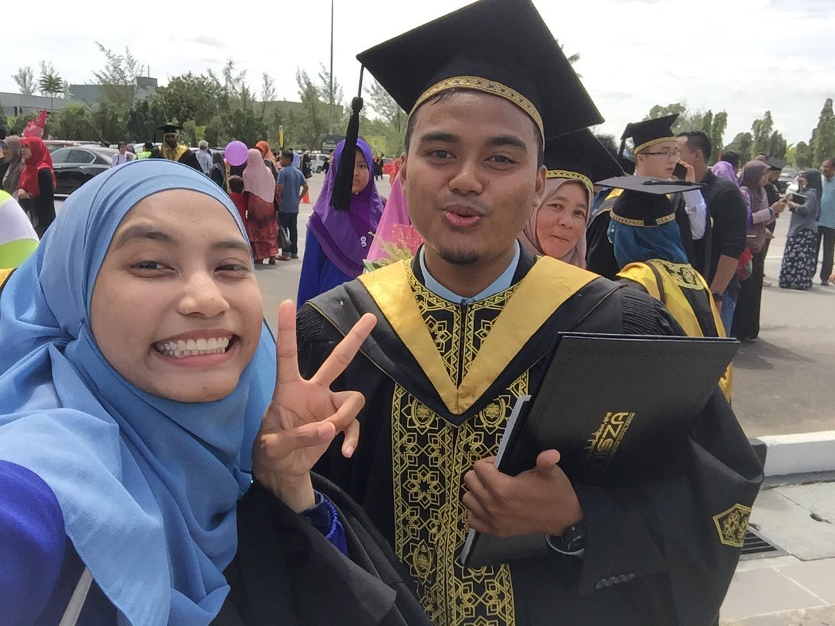 imaaamazlan's tweet photo. Selfie with senior #part2 #fbim #uniszapastitahu #Convocation https://t.co/owZEBHLttG