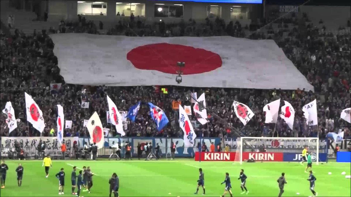 O T 海外サッカームダ知識 على تويتر ジワる ビッグフラッグと呼ばれるこのような旗の下にいる人は ひたすら旗を叩いているらしい