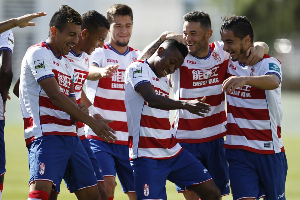 Los jugadores festejando el primer gol el partido.