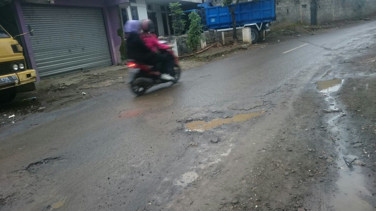 khoirilanwar04's tweet photo. Ini di dpn kantor Desa Cikadut.Status jln Kota Bdg.Setahun rusak dibiarkan.Bbrp x motor tubrukan.Bandung Juara! https://t.co/nHmNRSfTTe