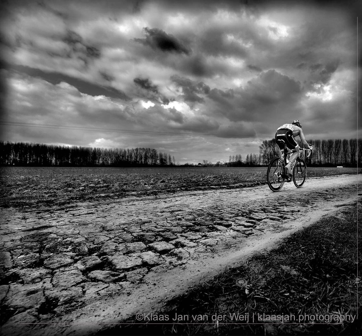 kjvdweij's tweet photo. Over een klassieker gesproken .... Met 75 overwinningen op zak is #cancellara gestopt. Dit was er één van, Parijs-Roubaix 2010. #spartacus https://t.co/mf5vpZn8WA