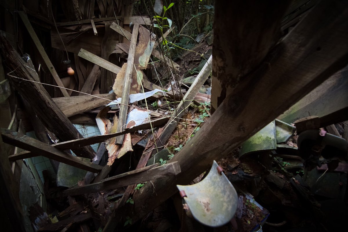 そうく Twitterissa 大正期にこの地に開業し 廃業時までに産婦人科 内科 小児科の診療を行っていた 通称 森の診療所 敷地内にある各棟は崩壊が激しく 分娩室は見るも無惨な姿となっていた 写真 廃墟 廃医院