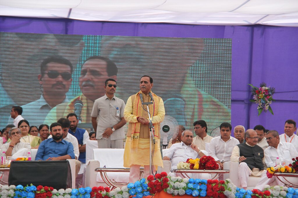 vijayrupanibjp's tweet photo. Use of CNG is the cleanest burning alternative transportation fuel available today. Distributed 501 CNG Auto Rickshaws at SURAT. https://t.co/YdoCQCwiYh