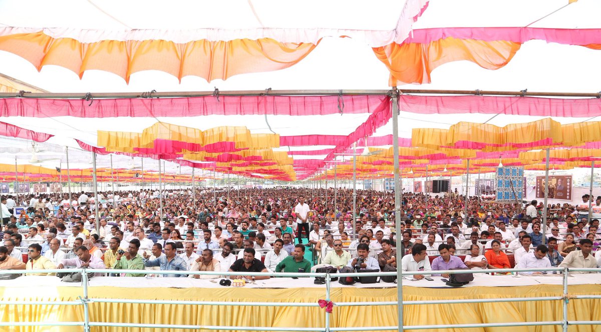 vijayrupanibjp's tweet photo. Use of CNG is the cleanest burning alternative transportation fuel available today. Distributed 501 CNG Auto Rickshaws at SURAT. https://t.co/YdoCQCwiYh