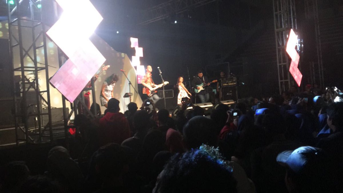 LOOP_ID's tweet photo. πΆ Seperti kami pun mengampuni, yang bersalah kepada kami - @BARASUARA on stage now! #LoopKepoSolo2016 #LOOPKePo2016 https://t.co/idNIOUAHts