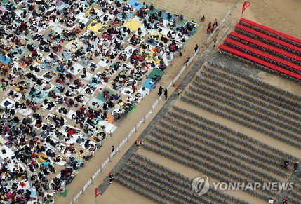 issuein_'s tweet image. 불꽃축제 무료와 유료의 차이

부산불꽃축제가 열리는 광안리해수욕장 백사장의 관광상품석(오른쪽)과 일반 백사장(왼쪽)이

경계선을 사이에 두고 관람객 규모에 큰 대조를 이루고 있다.

관광상품석 R석은 10만원, S석은 7만원이다.
