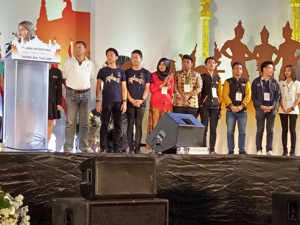 smamdasidoarjo's tweet photo. 5.Tengah baju merah.Dewi F siswa klsXII MIPA2 sbg koord.tim @SmamdaVoice sesaat sblm menerima penghargaan @RadioMuh https://t.co/Zq9Hy8asZH