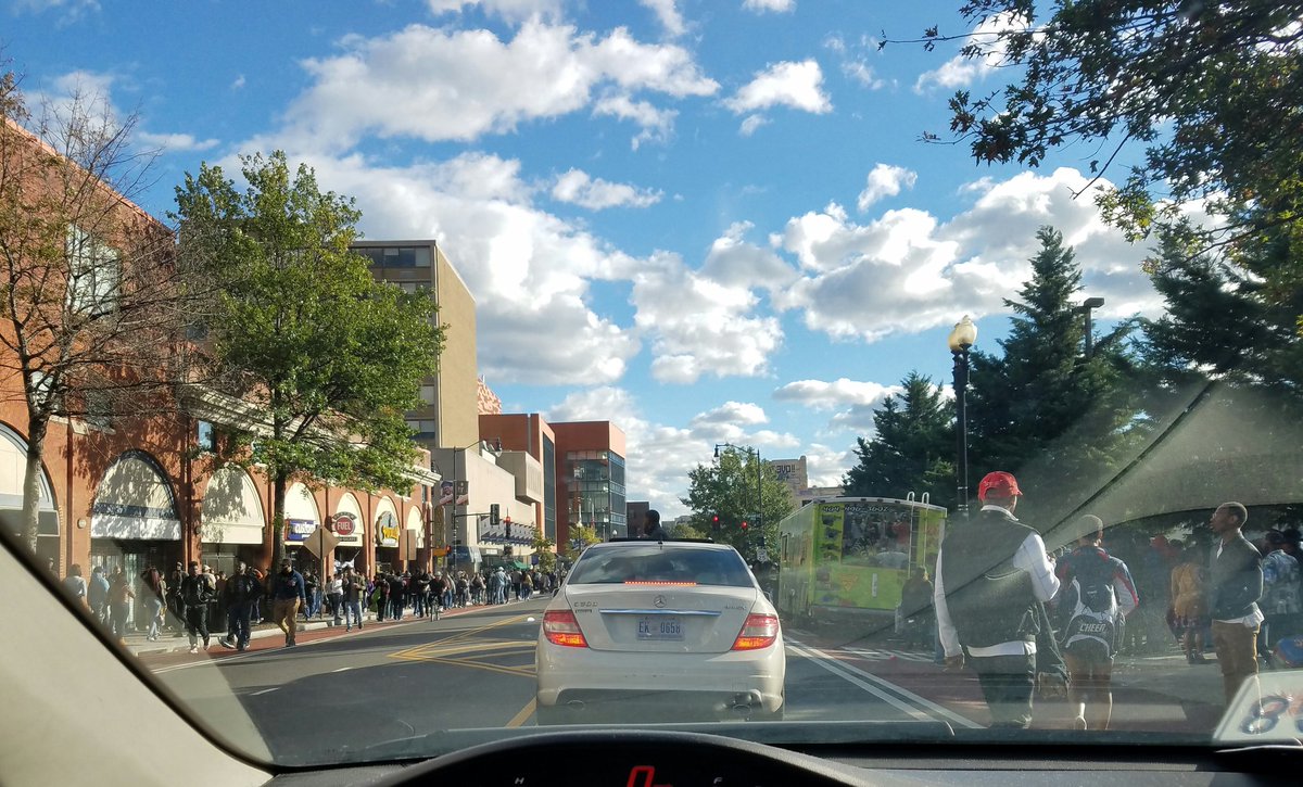 cptkou's tweet photo. 30+ min search for parking..ended up meeting friends off campus..still had a good time yesterday. #HUHC #OftenImitated #NeverDuplicated https://t.co/LGr2nFxC09
