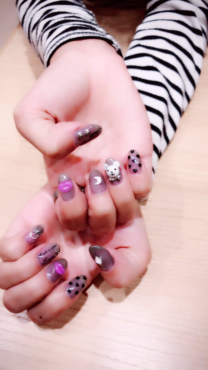 1118_3's tweet photo. いつも素敵にしてくれて
ありがとございます( ´_ゝ`)💕

アッシュグレーと
おまかせネイルさん。

次も楽しみでござる〜 https://t.co/vmSYemrK6J