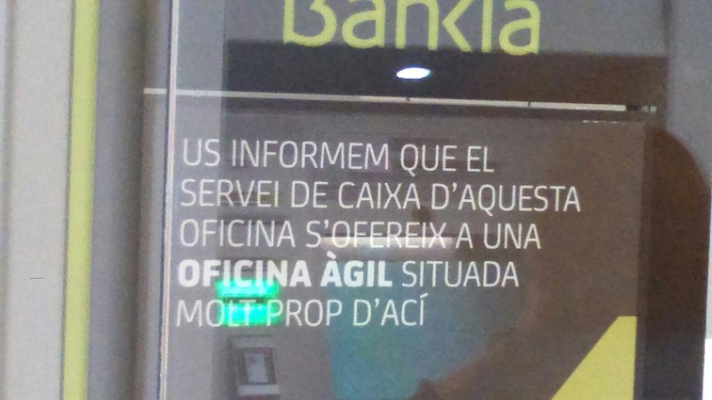 valencia_unida's tweet photo. .@Bankia nos deu d'explicar escriu els seus cartells en català. En valencià és VOS, SERVICI, ESTA, OFERIX #Bankia https://t.co/LjC4ZnS1VV