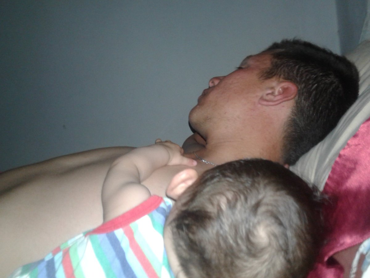 EztebanRomero's tweet photo. Al abraza a su papá para dormir,  me yenan el alma mis amores 😍💕#Tefii https://t.co/owaBwputuO