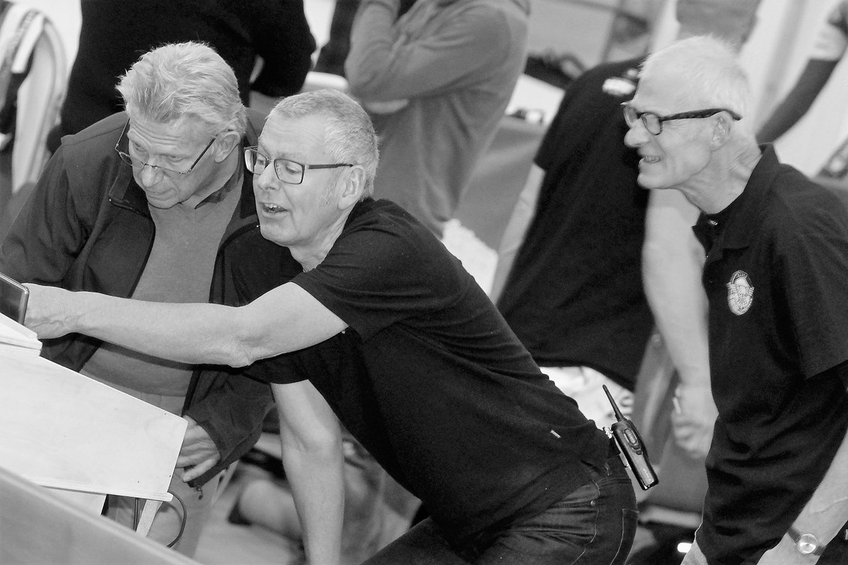 Vrijwilligers....wat moet je zonder hen.....<a href="/artvdeadelaar/">AR & TV de Adelaar</a> NK derny 22 okt.