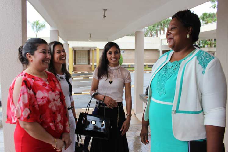 2015Banjul's tweet photo. Ministra de Salud de Swazilandia satisfecha con médicos cubanos https://t.co/VzfcTz7Vjc