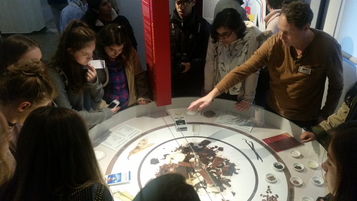 Finding out about how chocolate is produced in the Lindt Schokoladenmuseum Köln. Sehr lecker! #Rheinland2016 <a href="/SurbitonHigh/">Surbiton High School</a> @AnnHaydonSHS