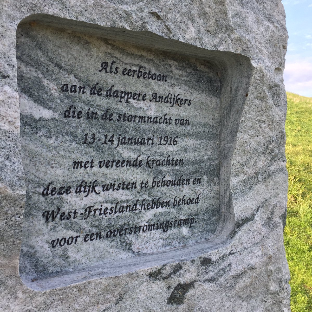 Ter herinnering aan de dappere Andijkers die in #1916 Westfriesland behoedden voor een watersnoodramp. <a href="/WFOmringdijk/">WestfrieseOmringdijk</a> <a href="/WaterschapHHNK/">Waterschap HHNK</a>