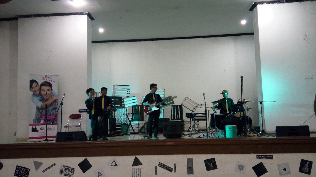 Penampilan dari Wishband di NEMUKARTA#3. Makin penasaran kan ada penampilan siapa lagi setelah ini? Yuk yuk merapat ke Balai Pamungkas!!