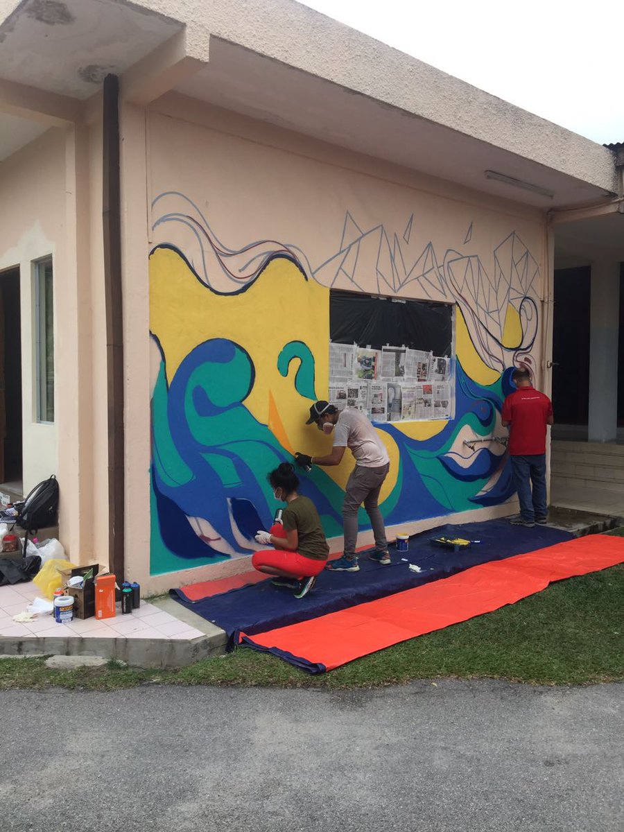 akudesign's tweet photo. Yesterday #AKUDESIGNcreative team got a project on mural work with #mubadalapetroleum team. https://t.co/RQAjIqLVUE