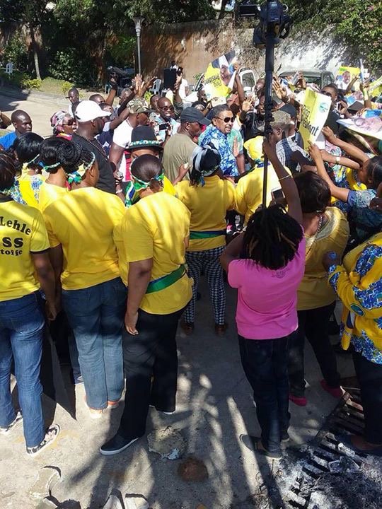 AKF252's tweet photo. #Gabon La joie du peuple au #QGping https://t.co/ehTiDKaiFc