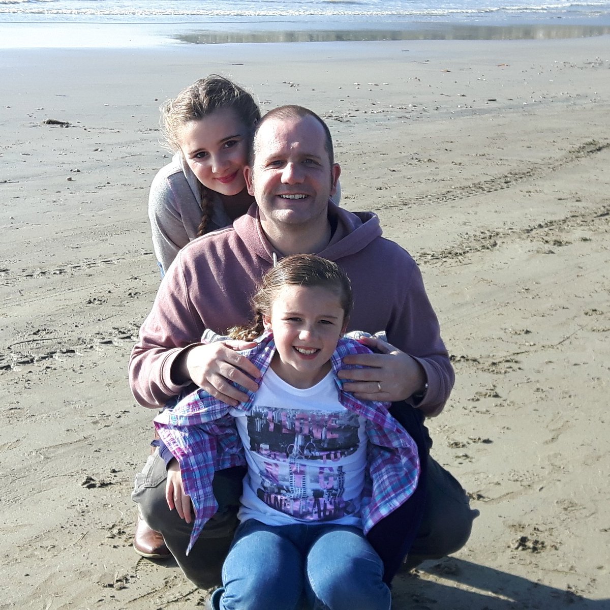 MattBass47's tweet photo. Having a great time in sunny Pendine #familyhols #relaxing #havingapint #postbeachwalk https://t.co/iCtwqNi1l0