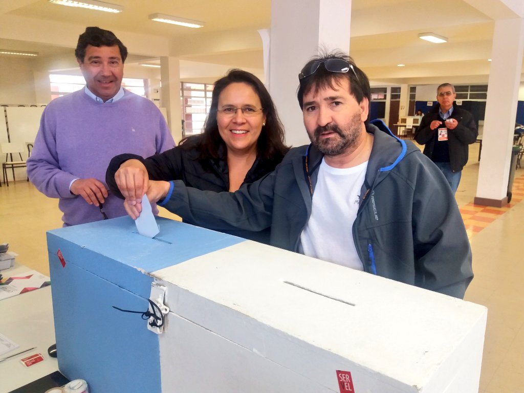 VillagranTalca's tweet photo. Así cortito no más llevando a mi marido Rómulo a Votar, haga lo mismo vecina agarre a su esposo y llévelo #LlegóLaHora dígale y voten juntos https://t.co/hhLjR9TRTS