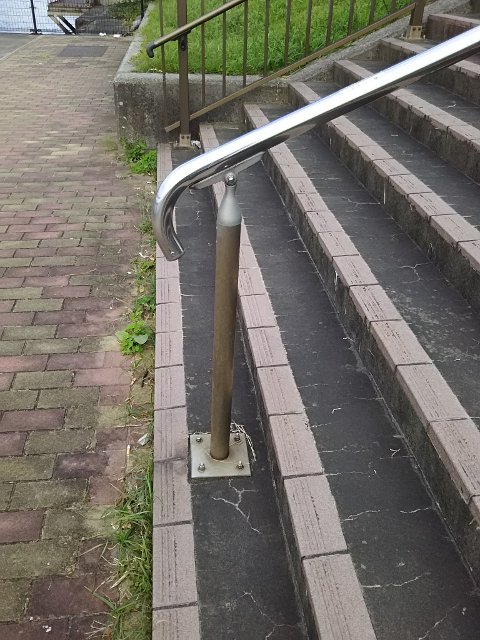 階段と同じ長さで終わる手すりは身障者やお年寄りなどにとって実は不便なものだった Togetter